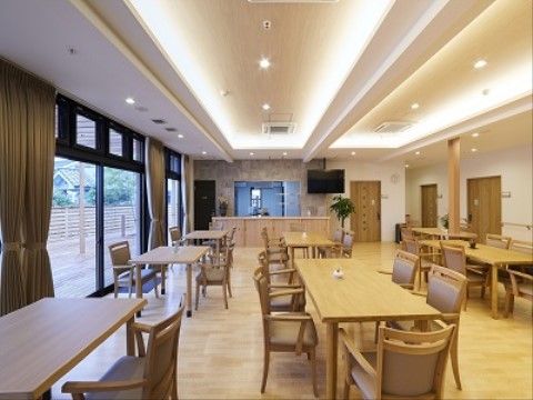 大きな窓が開放的な雰囲気の食堂だ。ダイニングセットがいくつも置かれていて大勢で食事をすることができる。