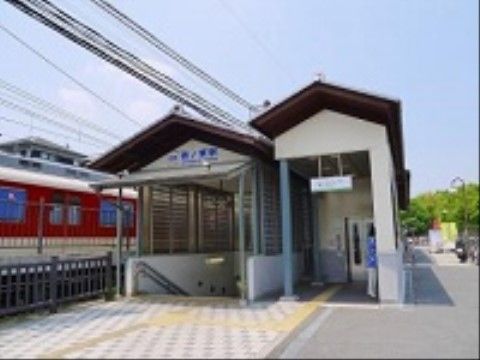 施設の最寄り駅の西ノ京駅。可愛らしい一軒家のような外観の入り口だ。下りの階段があり、そこからプラットフォームへ向かえるようだ。