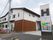 白色を基調とした外壁の２階建ての施設である。縦長の大きな看板が設置され、ロゴマークがいろいろな色でいくつも表示されている