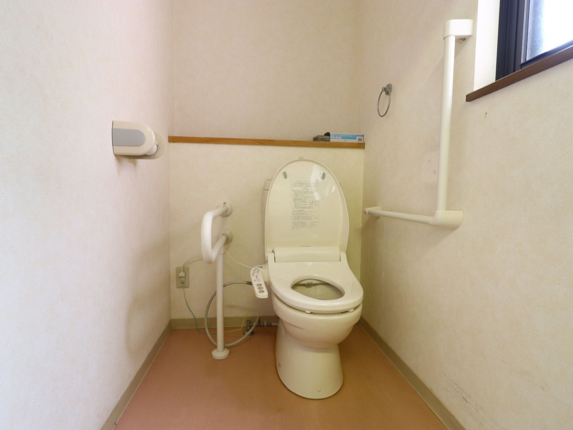 一般家庭にあるのと変わらないトイレが設置されている。比較的広めに作られているので、楽に移動できるよう配慮されている。