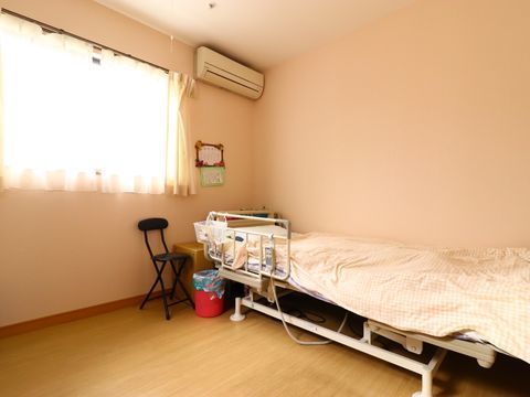ベッドは電動となっており、起き上がりやすい。床はフローリングである。エアコンがあり、快適に過ごすことができる。