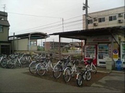 施設から最寄り駅までの距離は徒歩２分と近くなっており、入居者様の家族も気軽に訪問できる環境となっている。