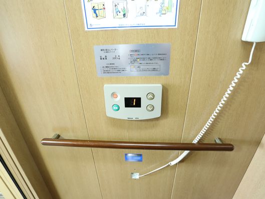 エレベーターのコントロールボタン