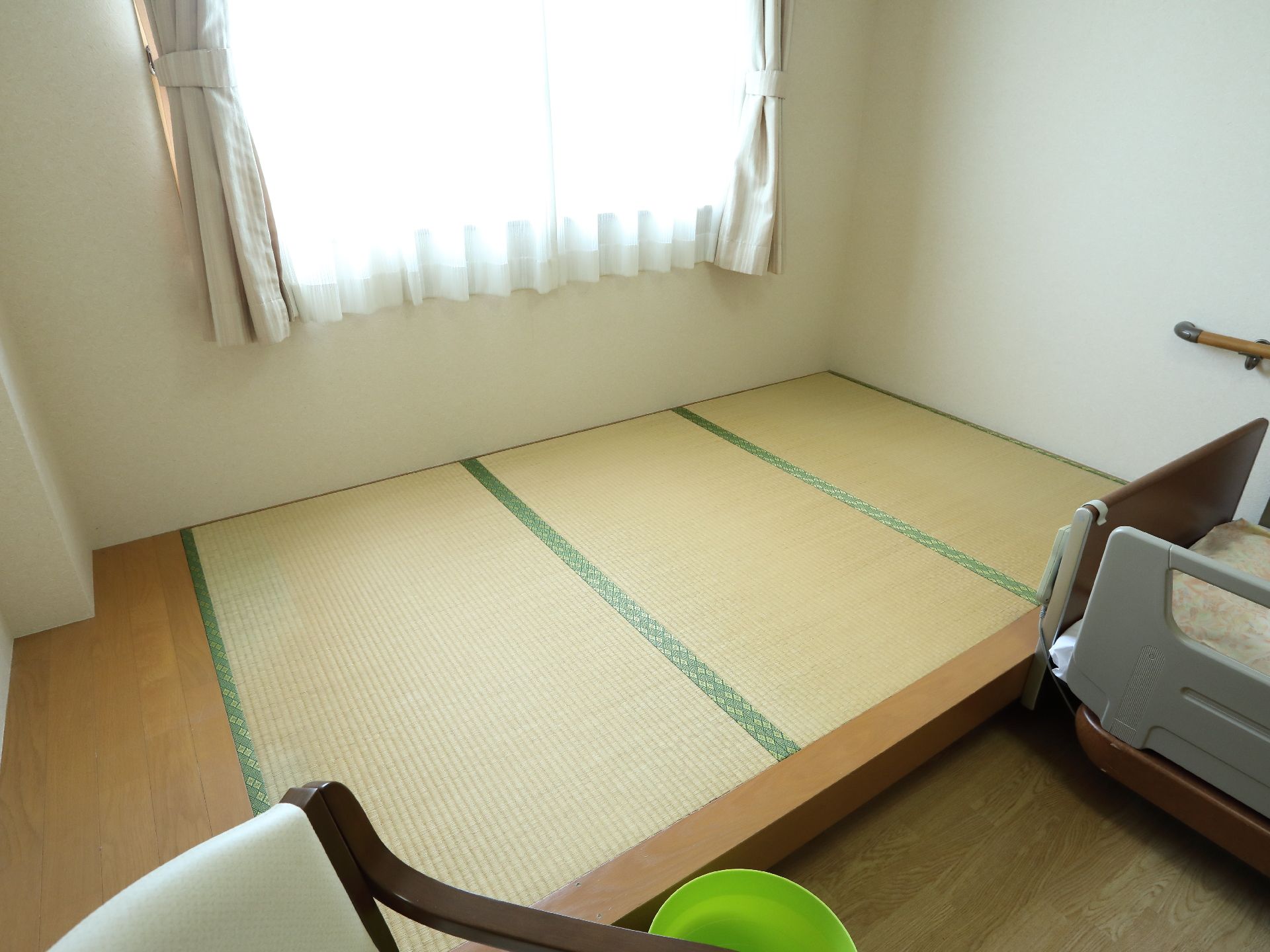 部屋の一角には、段差になっていて、畳が敷かれたスペースがある。そこで座ったり、布団を敷いたりできる程の広さがある。