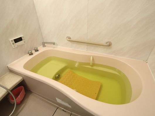 浴室のバスタブ