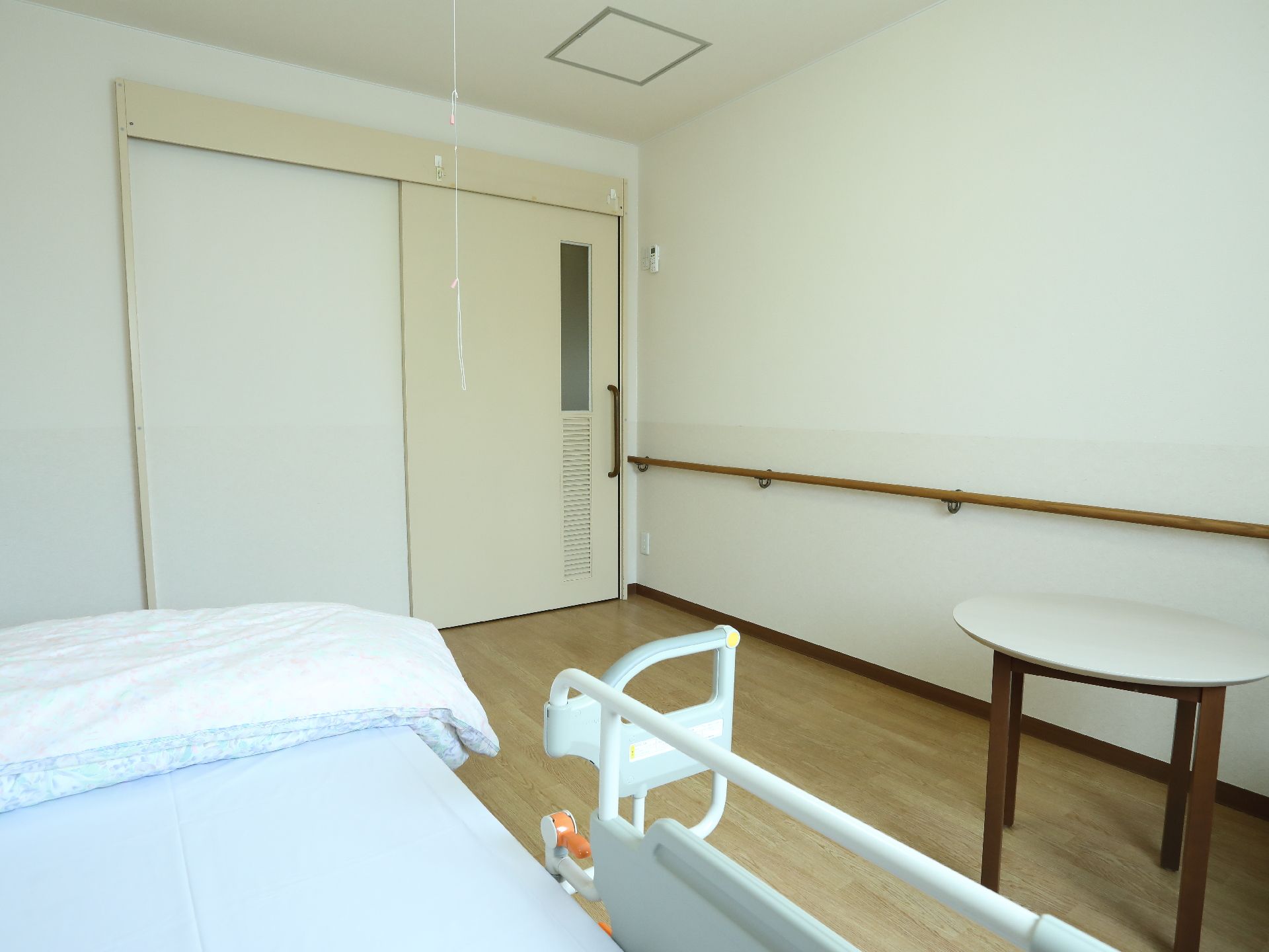 部屋に入室するためのドアは大きくスライド式になっており、車椅子でもストレスなく出入りすることができる。