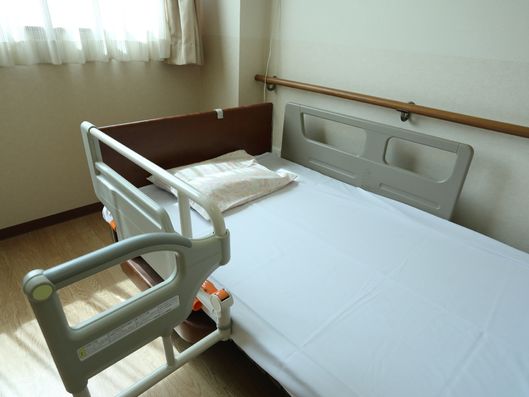 ベッドに付けられた安全用の柵
