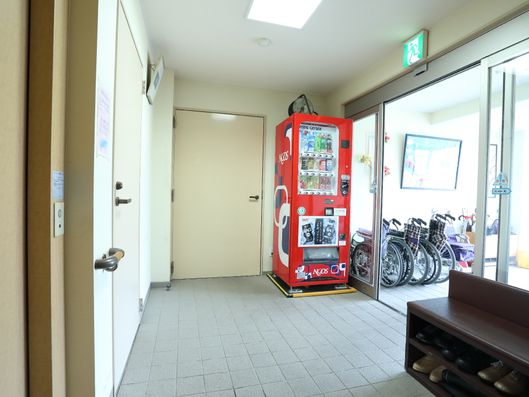 施設のエントランス