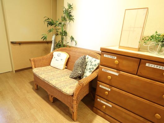 廊下にあるタンスとソファー