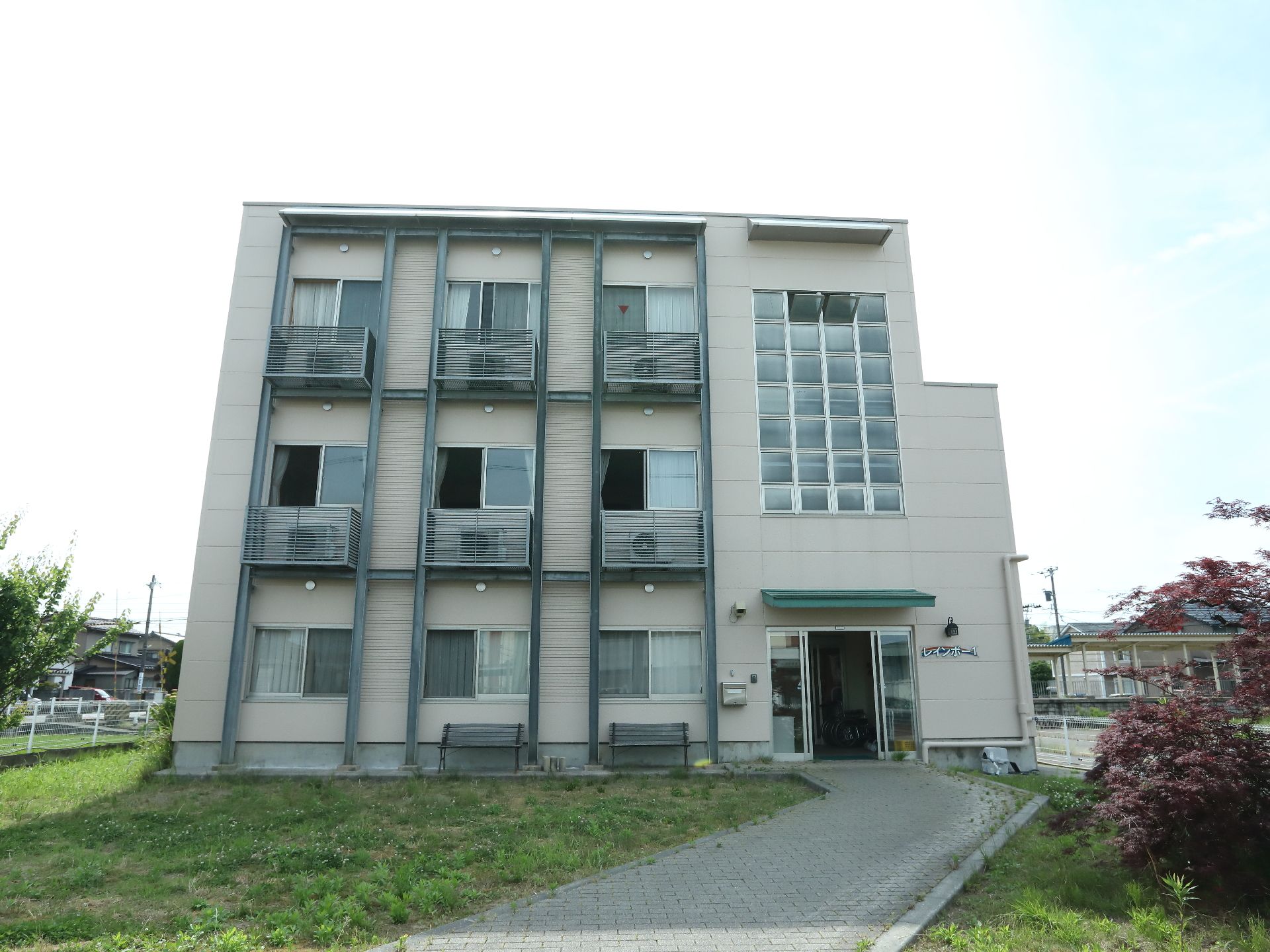 施設は、広い土地の一角に建てられている。両側にはフェンスがあるので、セキュリティー面でも安心である。