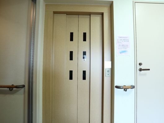 案内が掲示されているエレベーター