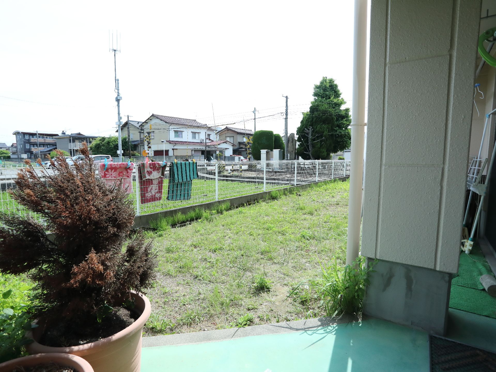 周囲はのどかな住宅地で、自然も豊かで生活のしやすい施設