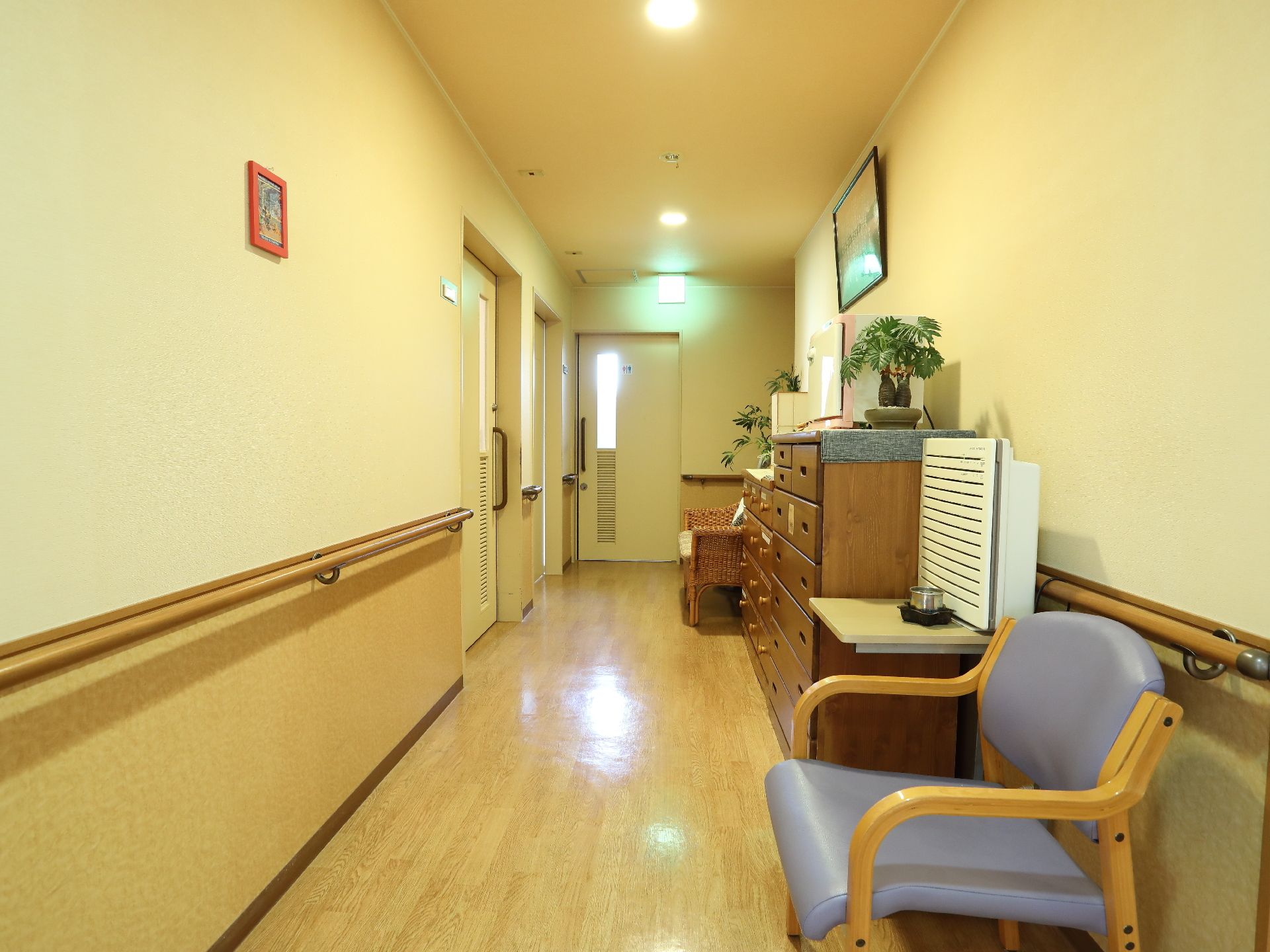 椅子を設置して、休憩や歓談の場としても活用できる廊下