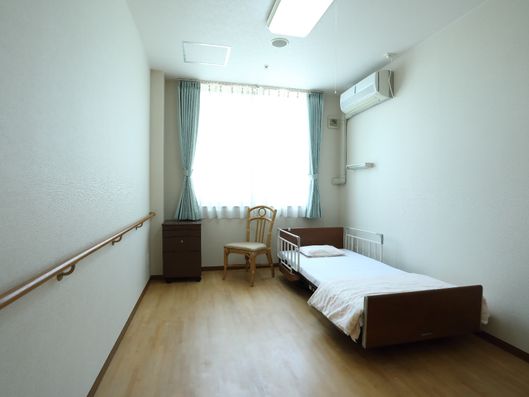 広さを感じさせる個室部屋