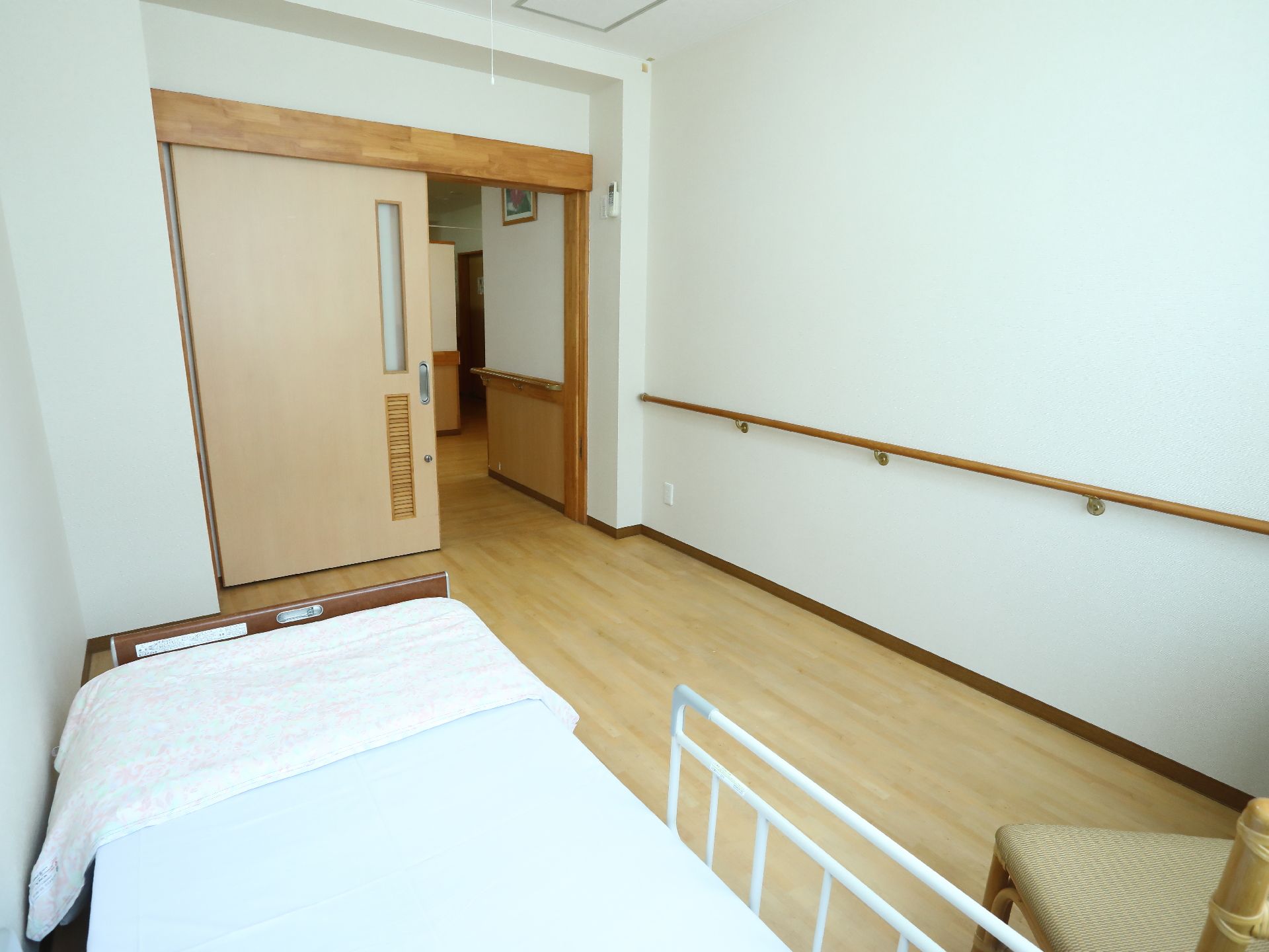 個室部屋から通路につながるドアまでは距離があり、中を除かれにくい作りになっているのでプライバシーも守られる。