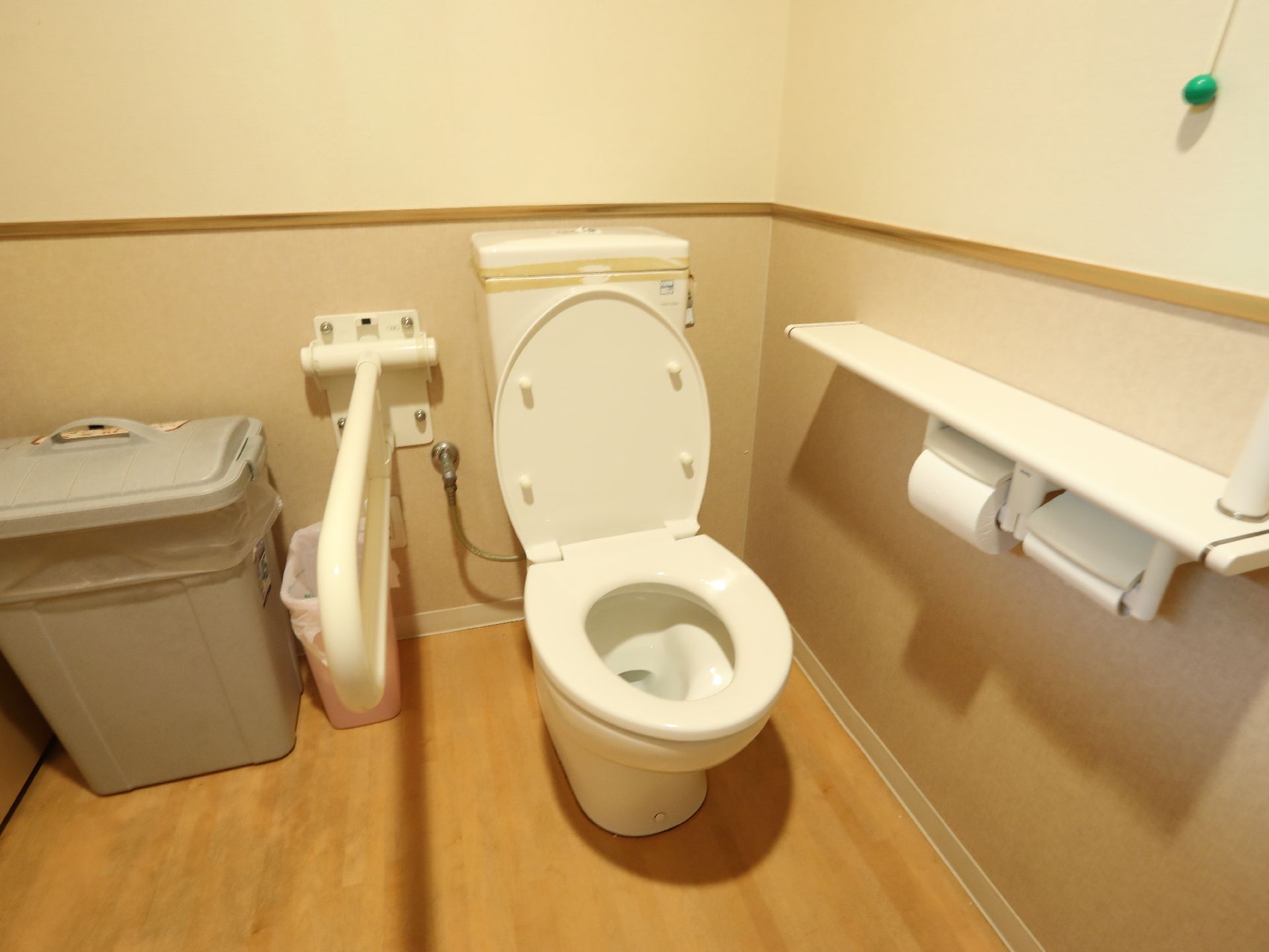 トイレルーム内にはゴミ箱も設置されており、ゴミを整理できるほか、個室内の省スペース化に貢献している。