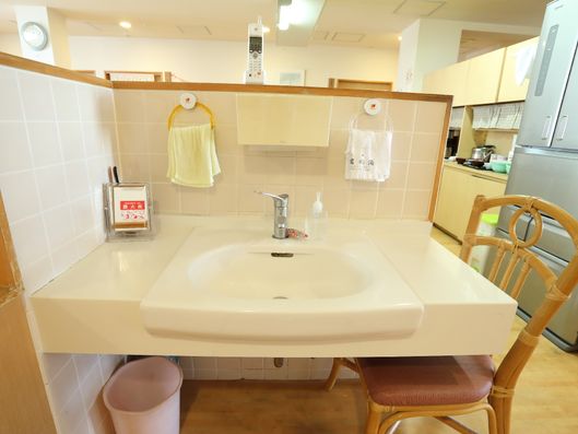 キッチンエリアにもある洗面台
