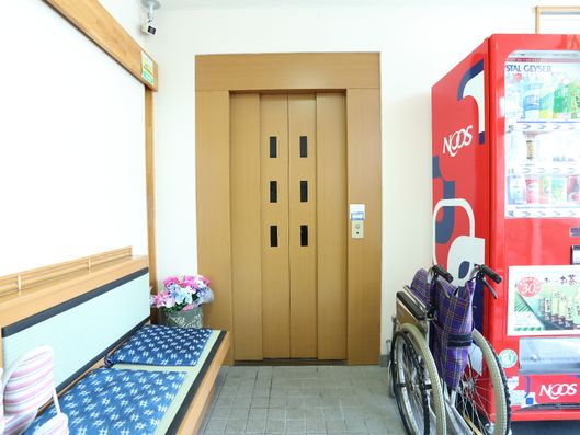エレベーターの側に車いす