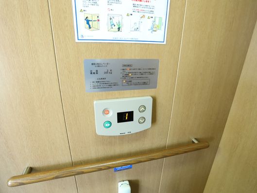簡素なエレベーターボタン