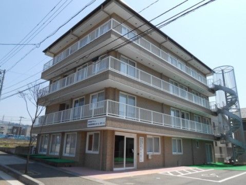 道路沿いに立地した、周囲に高い建物がなく日当たりの良い施設建物