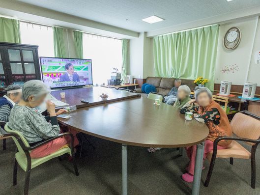 広いテーブルでゆったり