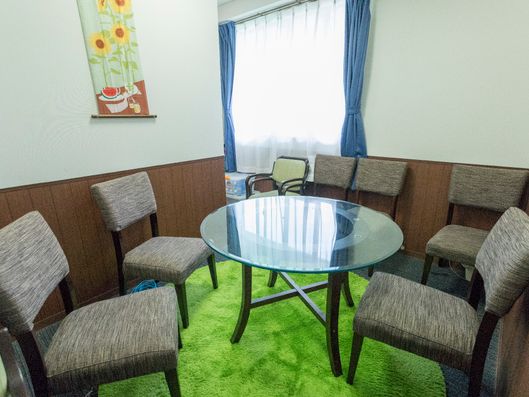 狭い部屋で密なコミュニケーション