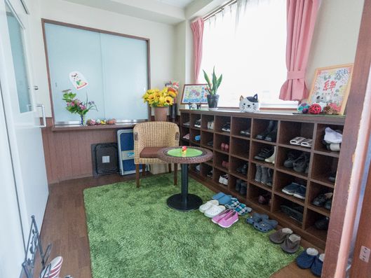 温かい雰囲気の下駄箱