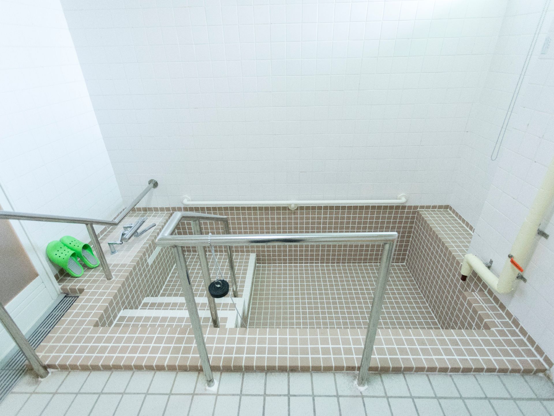 浴槽周りには安全面を考慮して、手すりが取り付けてある。複数の人が入れるよう浴槽内に階段型のステップが付いている。