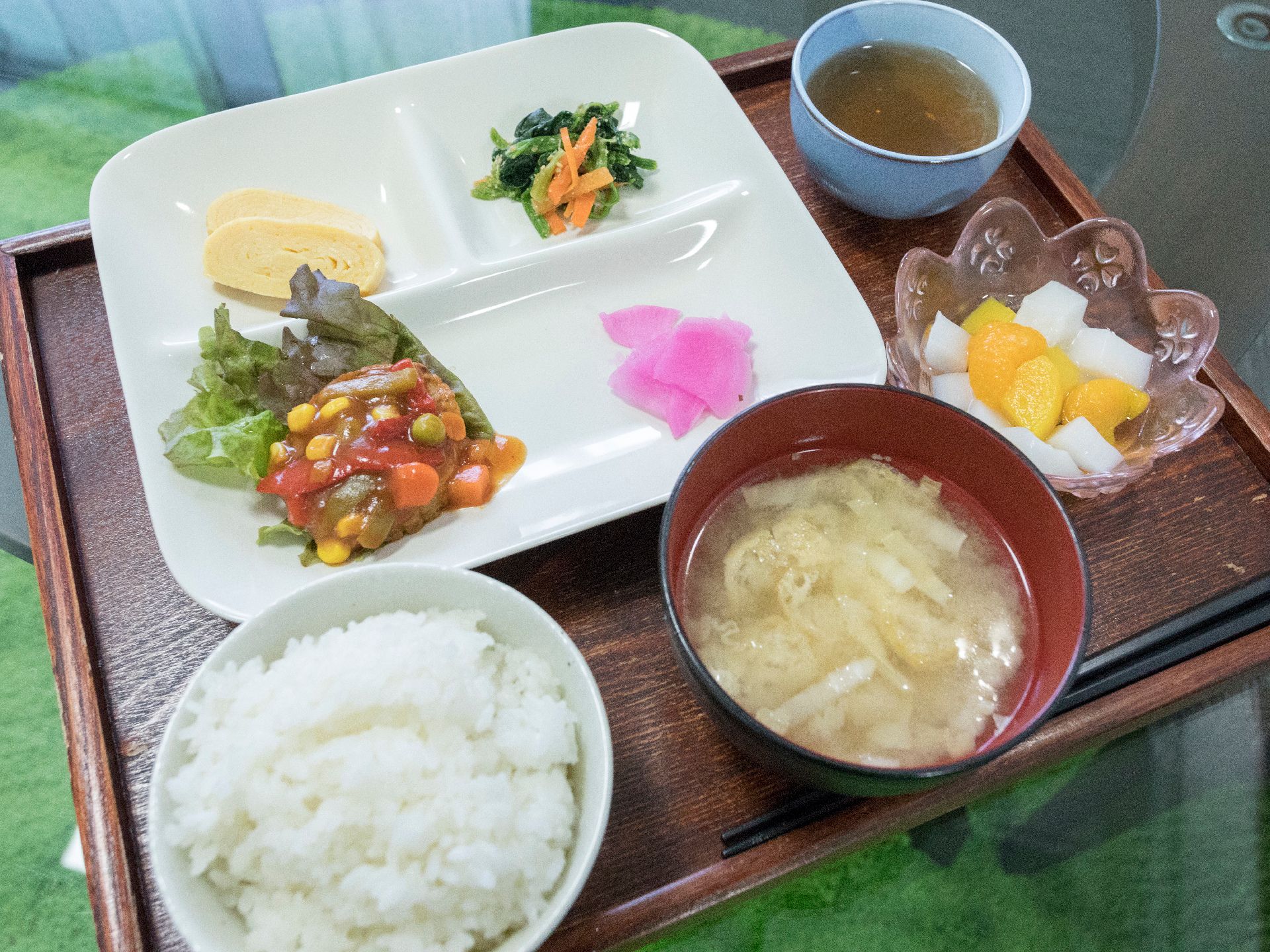 栄養バランが良く美味しい食事を毎日3食、提供している。主食は主菜、汁物は勿論のことデザートも付いている。