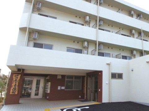 清潔感のある施設のエントランス