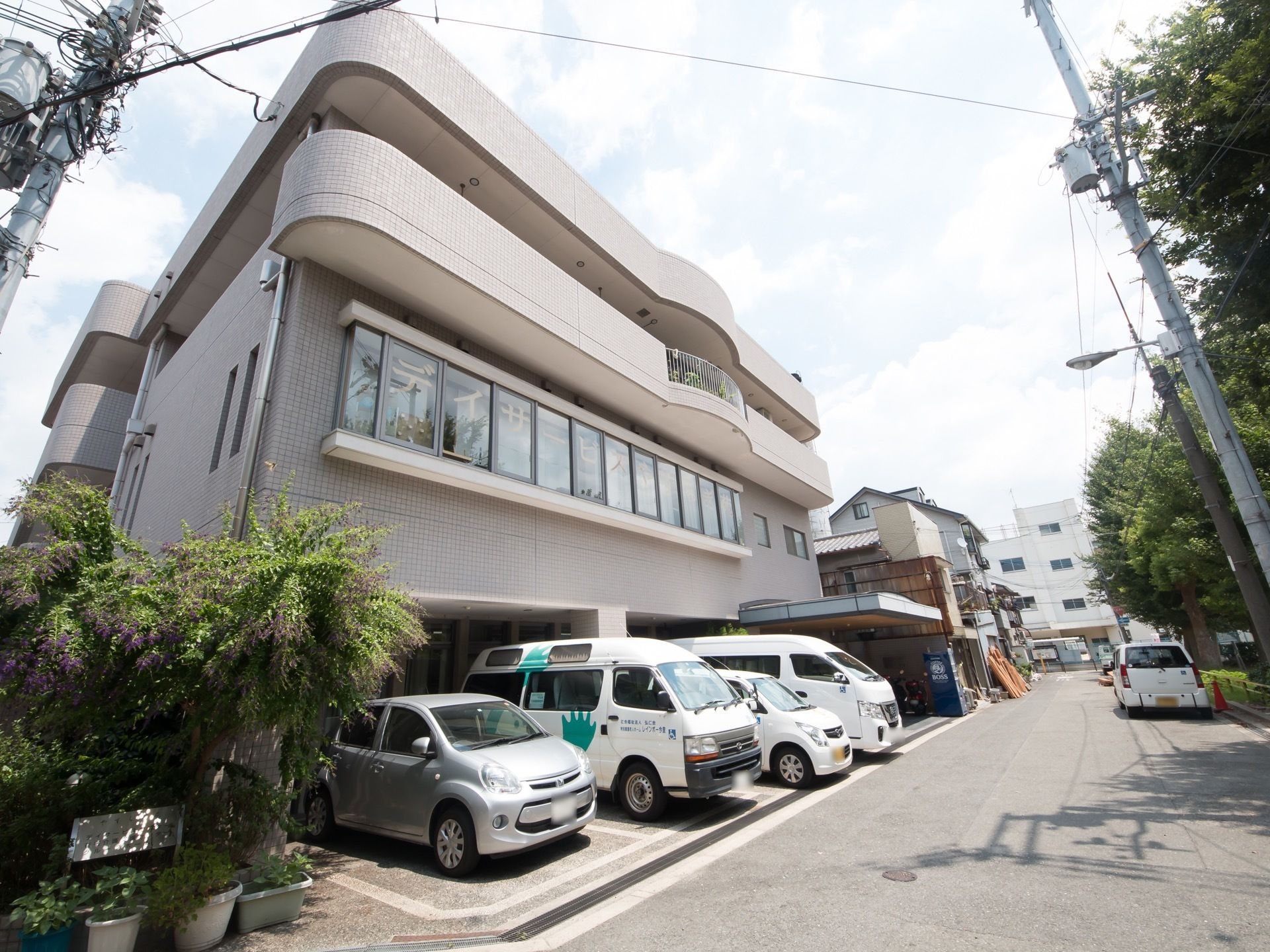 ブラウン色の外壁の３階建ての建物である。施設の周りは静かな環境になっており、ゆったりと過ごすことができる。