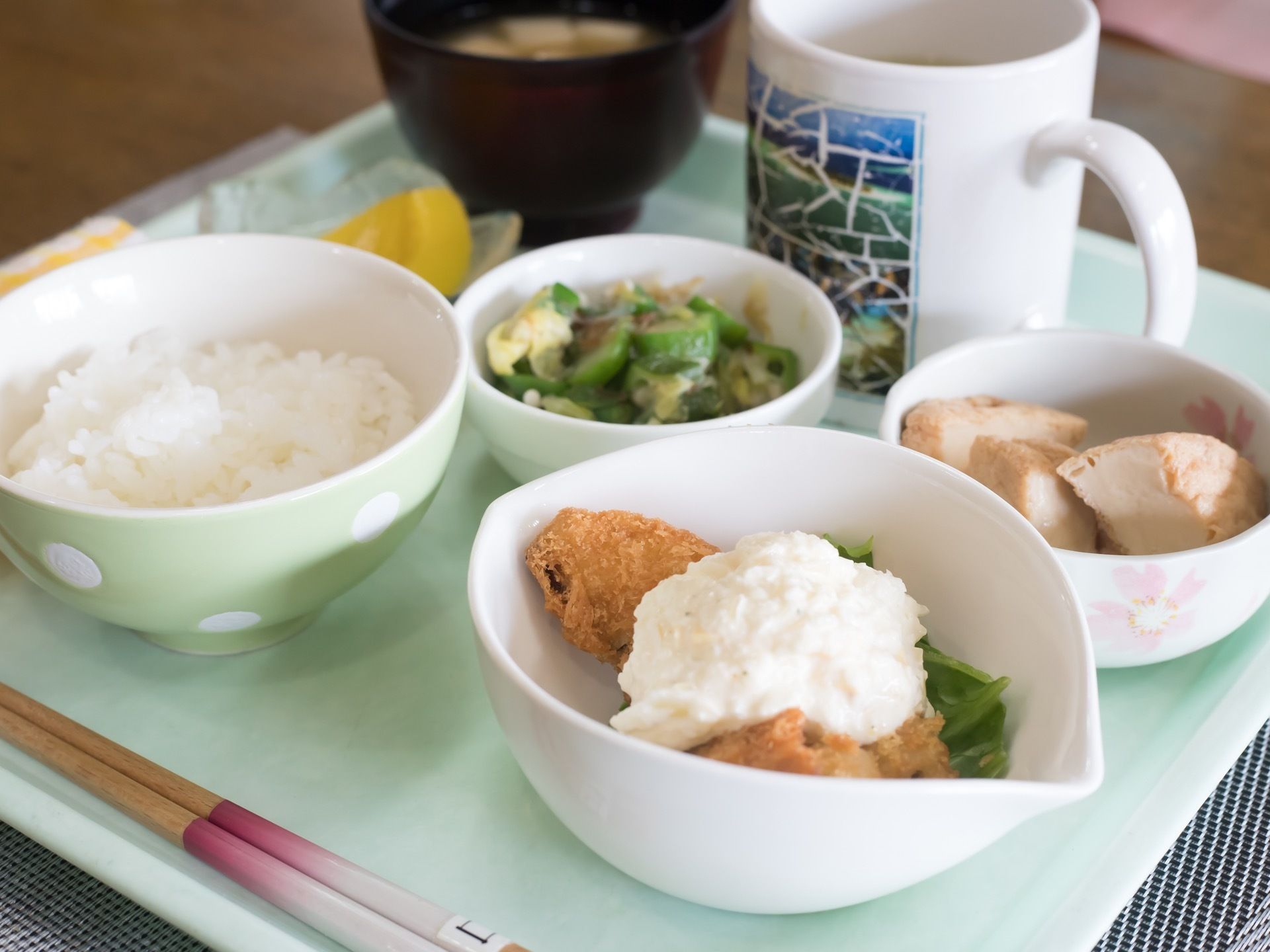 食事はトレーに乗せて１人ずつ提供している。野菜を摂ることができる栄養バランスが考えられた献立になっている。