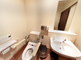 広々とした明るいトイレの内部