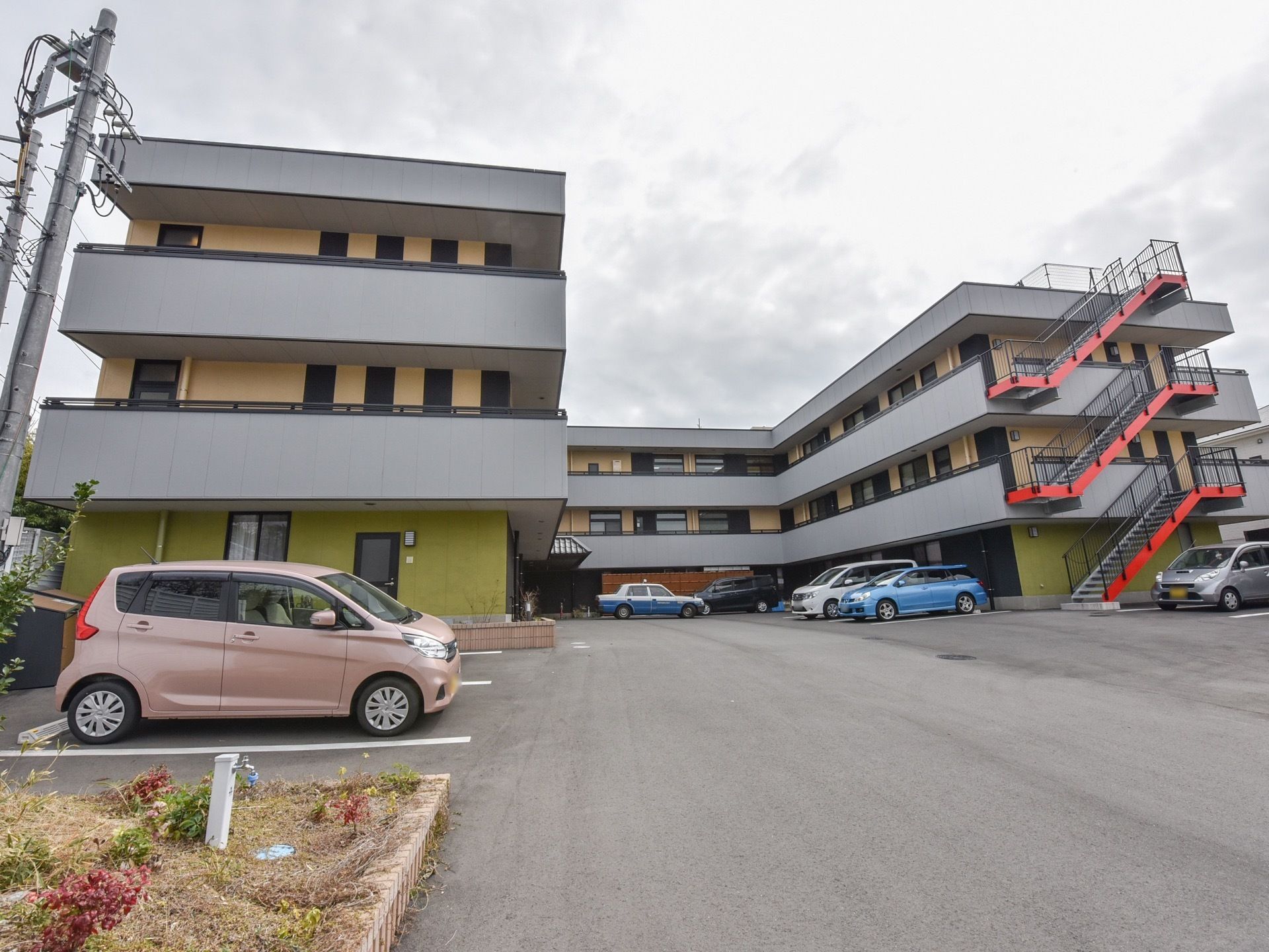 ３階建てで、マンションのようなデザイン性に優れた建物である。施設内には、広い駐車スペースを完備している。
