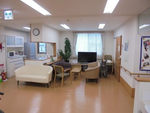 「パインツリー南光台」の共有スペース。ご入居者様の憩いの場。
