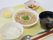 食事は全て8分目で器に盛られている。食欲を誘うように単調な色にならない工夫がされている。デザート付き。