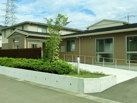 「コスモス中野栄」の外観。アットホームな雰囲気の施設。
