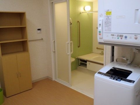 「コスモス中野栄」の浴室。バリアフリー構造。