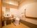 洗面所が室内にあるトイレ。トイレそばの壁、便器と洗面所の間、洗面所そばの壁際と手すりが多くあるため、利用者は転ぶ危険がすくない。