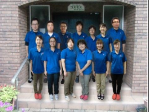 ブルーのユニフォームを着たスタッフたちが、エントランスに並んでいる様子