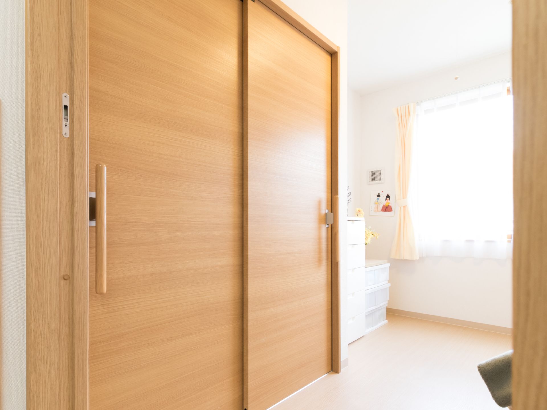 白が基調の明るく日の差し込む部屋。扉は引き戸になっており、開閉がスムーズに行え車椅子での移動も行いやすい。