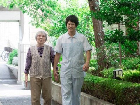 笑顔で歩く人々廊下