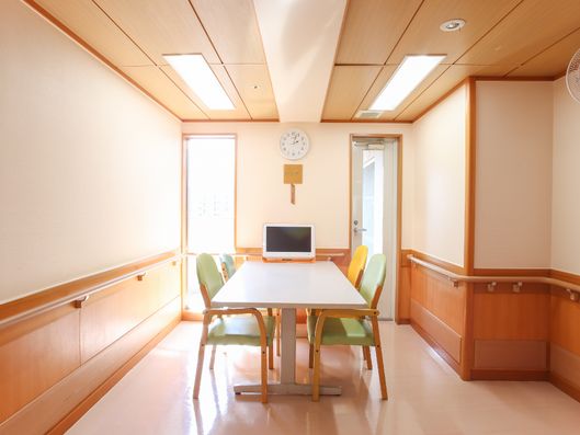 4人掛けのテーブルが置かれている部屋