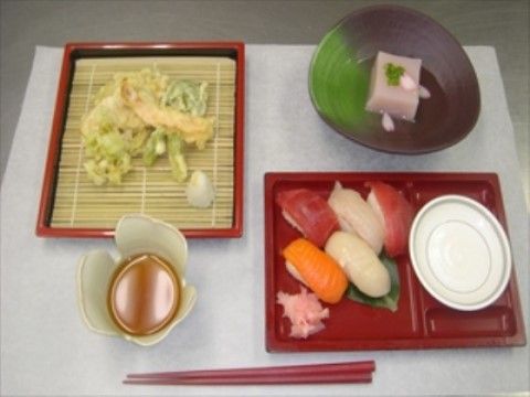 左に天ぷら、右にお寿司を配置した食事の一例