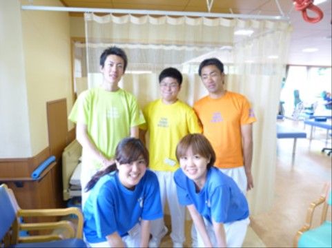 明るい空間でスタッフが笑顔