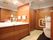 安全重視のトイレには、便器周りに身体をサポートする手摺りが様々な状況、様々な姿勢に対応できるように立体構造で設置されている。