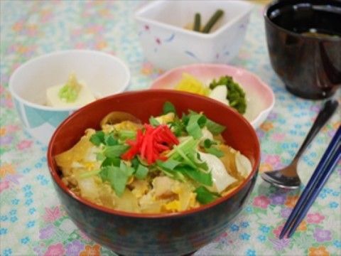 赤い生姜や三つ葉を飾った丼ものがメインの食事