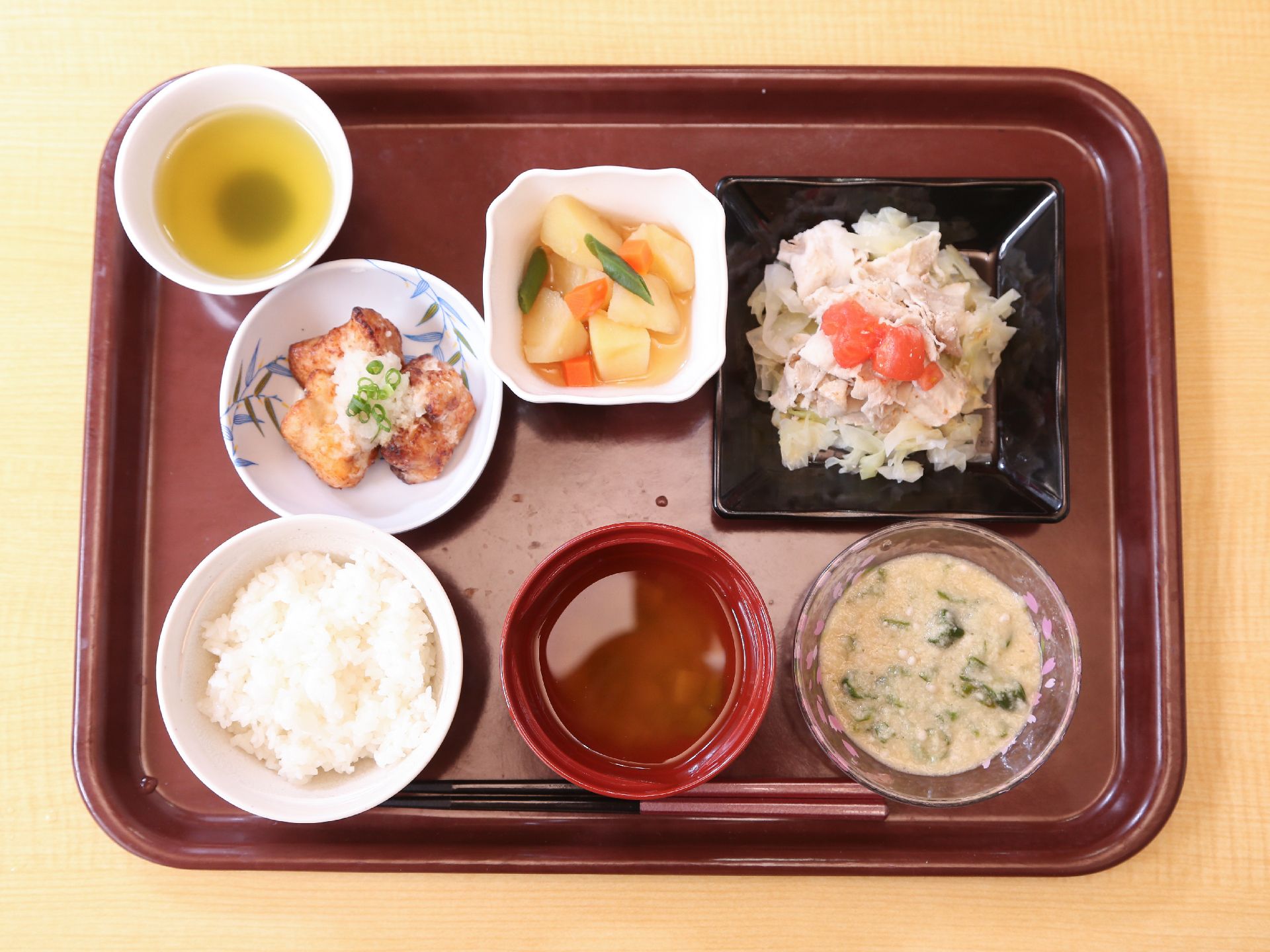 施設内の厨房で作られていて彩も豊かで栄養バランスの良い食事を提供している。入居者の体調や介護度に合わせた食事を用意している。