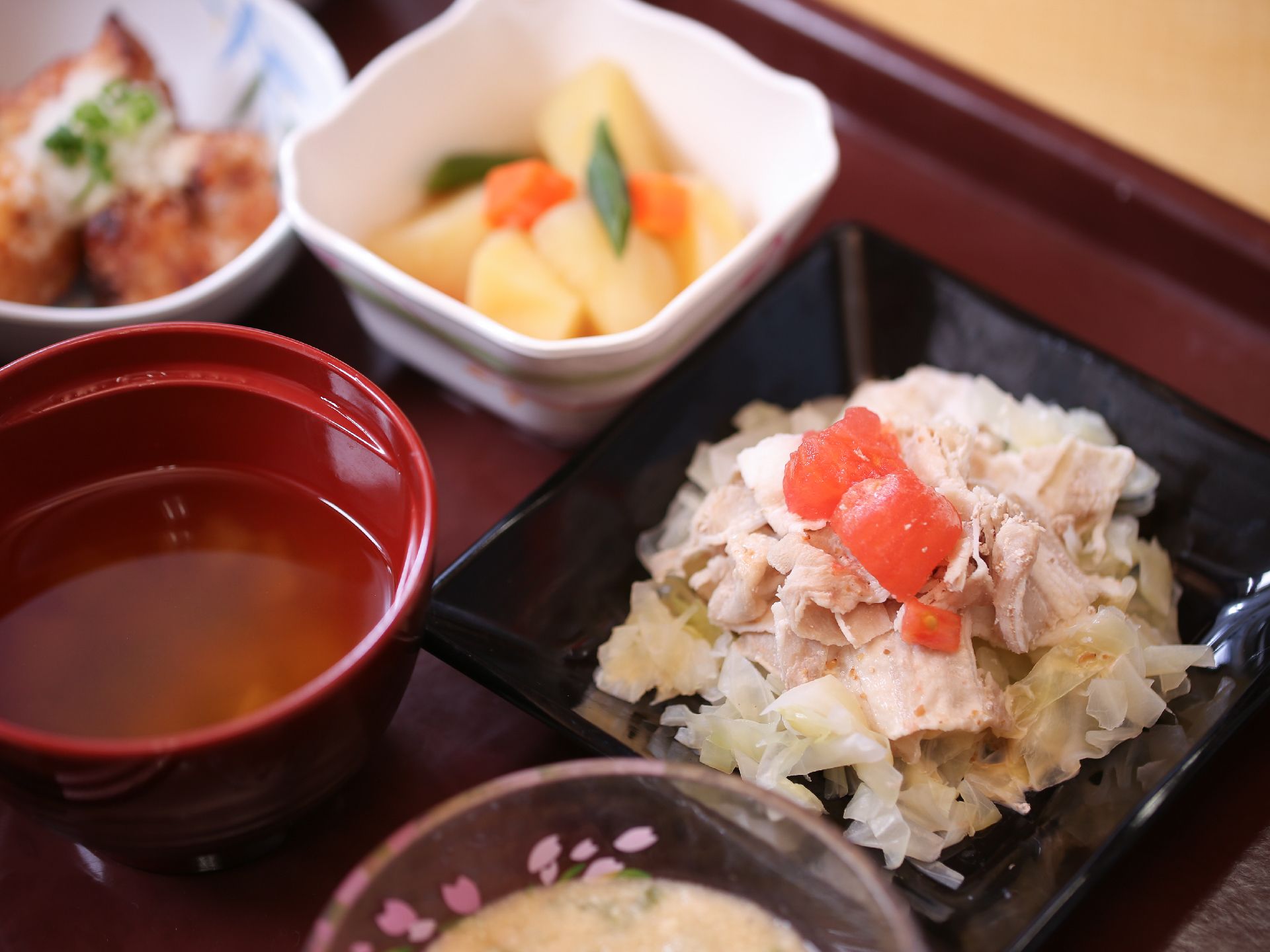食べやすい大きさに刻まれたおかずは栄養バランスも良く彩も豊かである。食事を楽しめるように数種類のおかずを小鉢で出している。