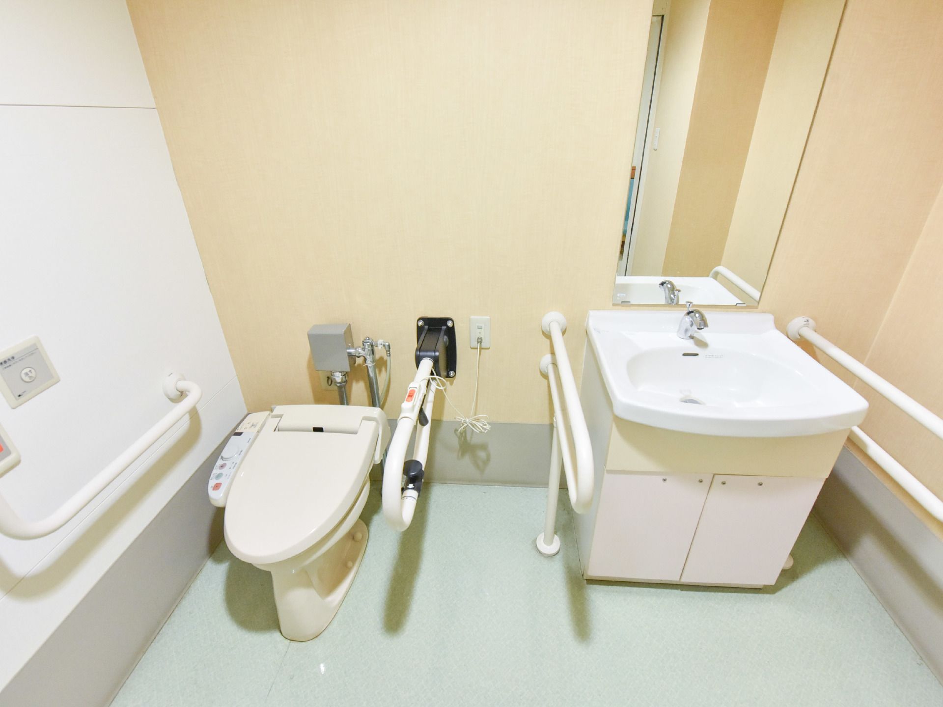 トイレと洗面台が同じ部屋にあり、トイレを利用した後に洗面台を利用して手洗いをすぐに行うことが出来る。